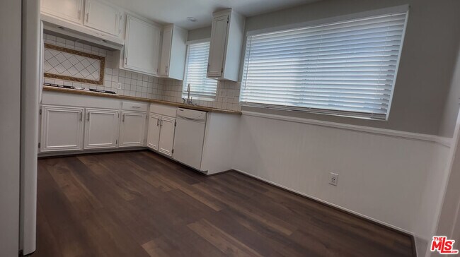 Building Photo - 11260 Overland Ave