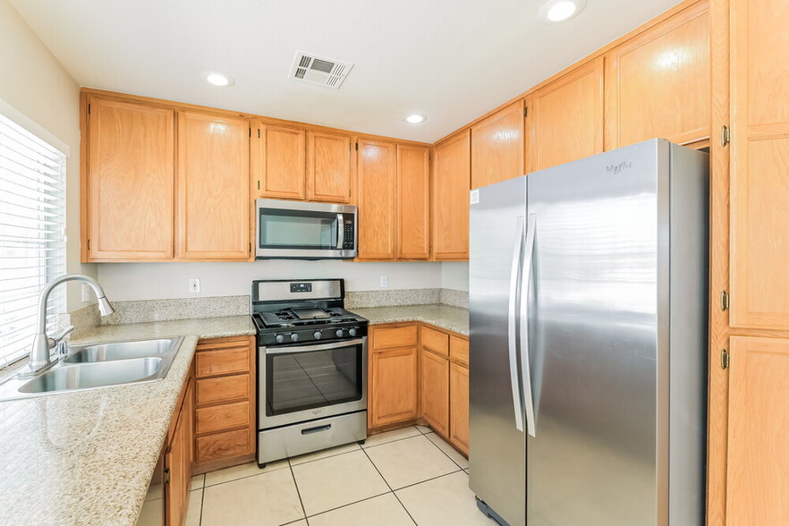 Building Photo - 2642 Ridgewater Cir