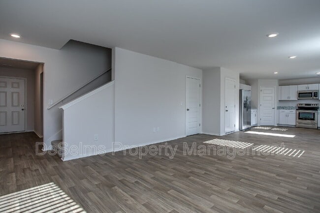 Building Photo - 2206 Yearling Dr