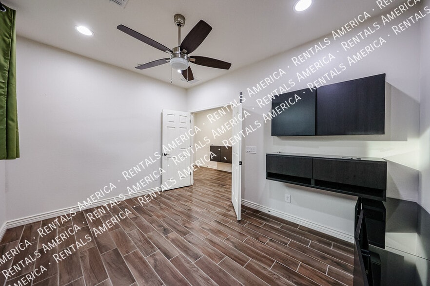 Building Photo - 2616 W Perola Dr