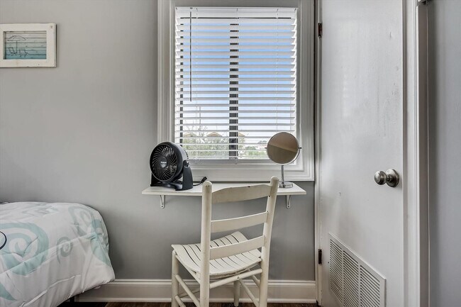 Building Photo - 4114 Holiday Dr