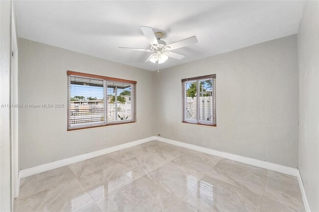 Building Photo - 810 E 9th Pl