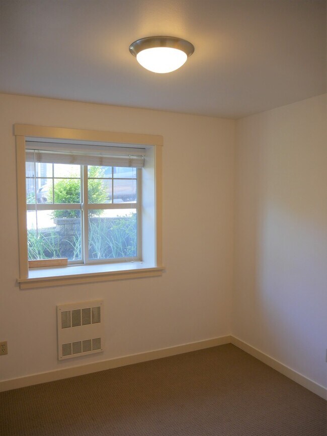 Building Photo - 4 Bedroom Townhouse Blocks from Seattle University