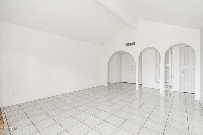 Building Photo - 3229 E Glen Dr