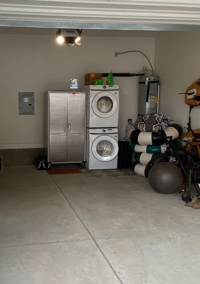 Building Photo - Newer Fully Furnished Private Studio Casit...