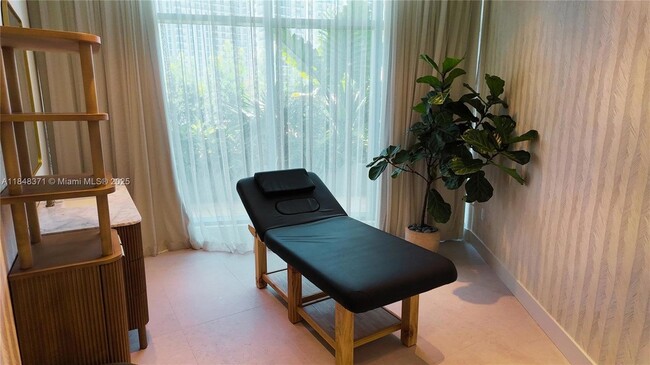 Building Photo - 700 NE 24th St