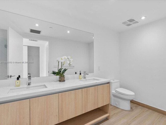 Building Photo - 9901 W Bay Harbor Dr