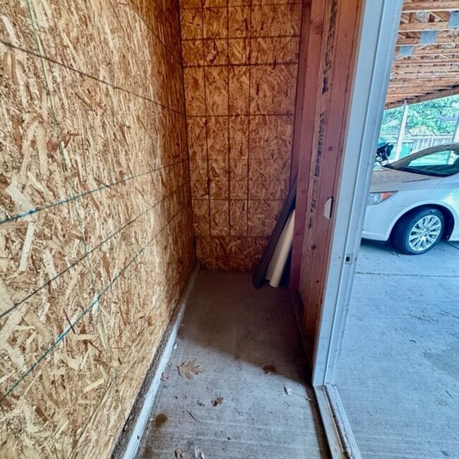 Building Photo - Modern 1 Bed, 1 Bath Ground-Floor Condo in...