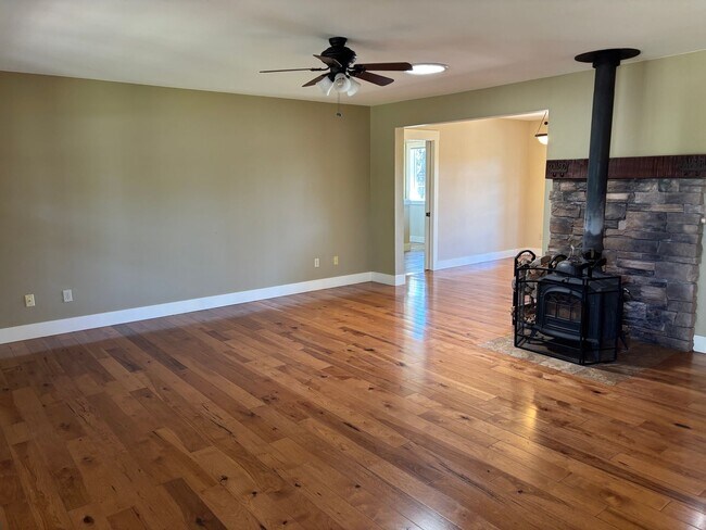 Building Photo - Great Tumalo Single Story Home with Mounta...