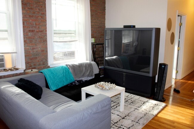 Building Photo - 461 Park Dr