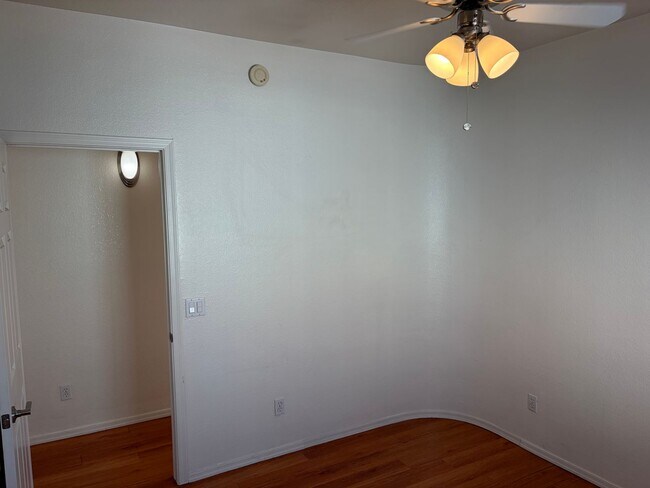 Building Photo - 2 Bedroom 2.5 Bath Townhome!