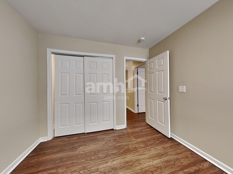 Building Photo - 8811 Shadowglen Dr