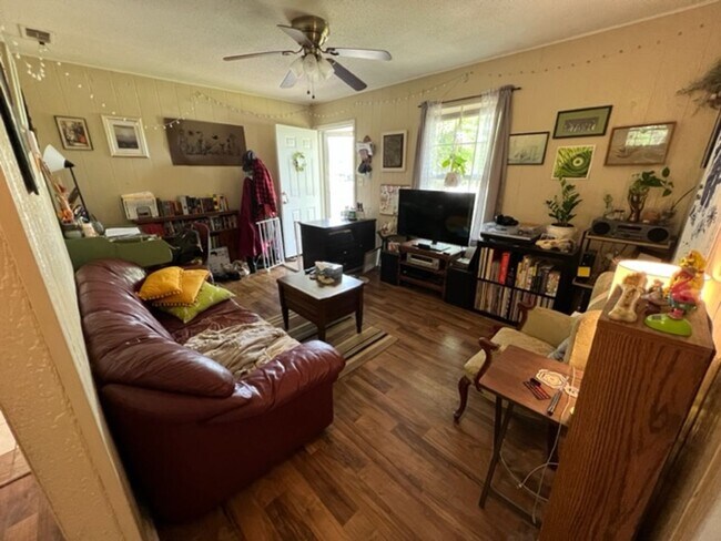 Building Photo - 2 Bedroom 1 Bathroom Duplex in Winterville!