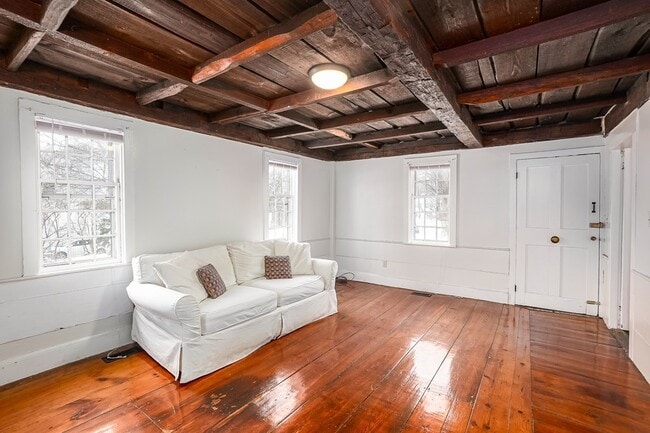 Building Photo - 25 Elm St