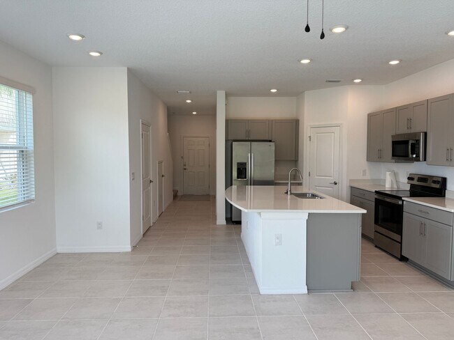 Building Photo - 3 Bedroom 2.5 Bath Townhouse W/1 Car garag...