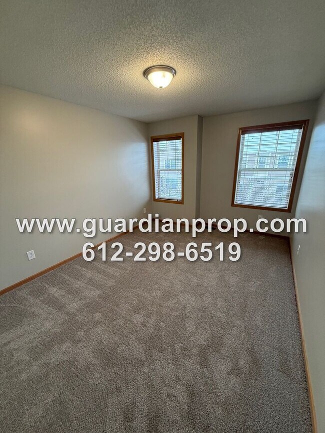 Building Photo - Townhouse in The Lakes of Blaine Available Now, New Appliances & Carpet, Bonus Room, Balcony