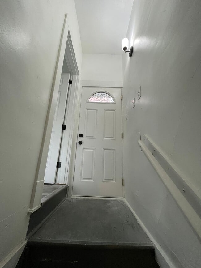 Building Photo - Available April 2026 - 2 Bedroom Home in Dormont w/ Central AC and Off-Street Parking Pad!