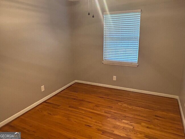 Building Photo - 1020 Tuxedo Ln