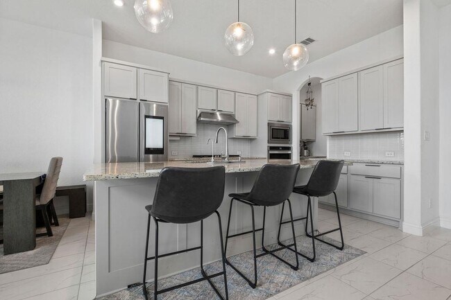 Building Photo - 920 Villa Rialto View