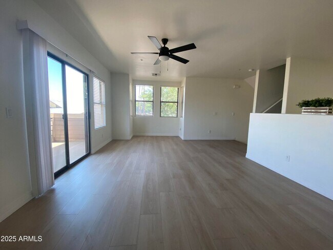 Building Photo - CUTE TOWNHOME AVAILABLE NOW NEAR TEMPE TOW...