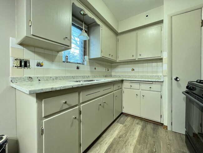 Building Photo - 3952 S 43rd St