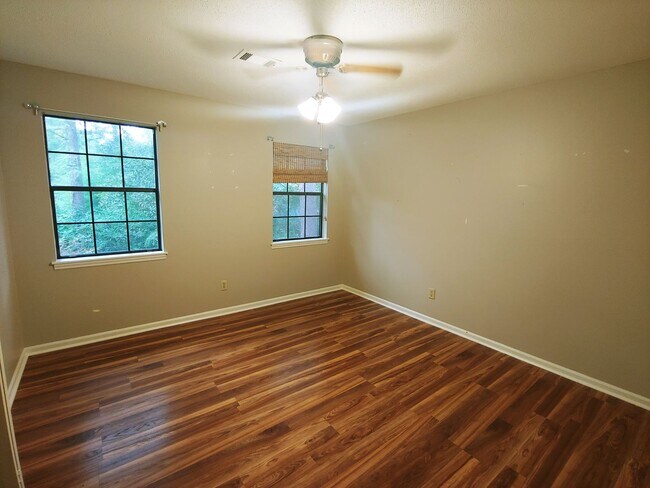 Building Photo - 8 Hickory Ln