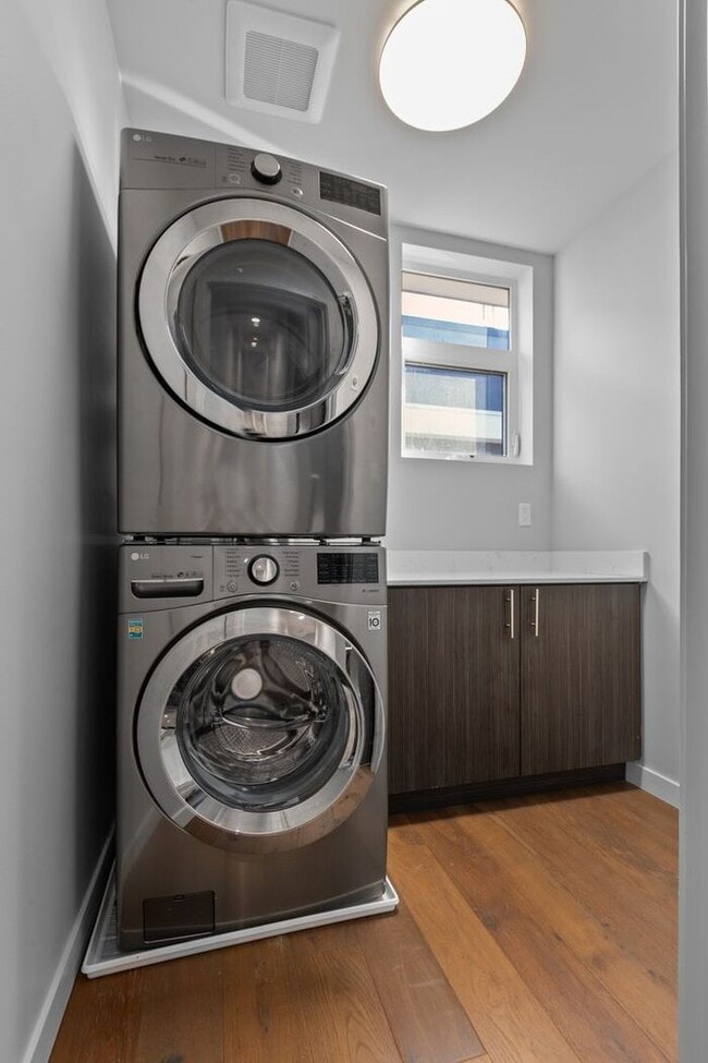 Building Photo - Stunning AIR CONDITIONED Alki Townhome w/ Rooftop Ocean View