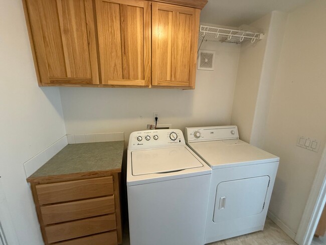 Building Photo - 2 Bed/2 Bath Apartment Located Near OSU/COCC Campus - Attached Garage