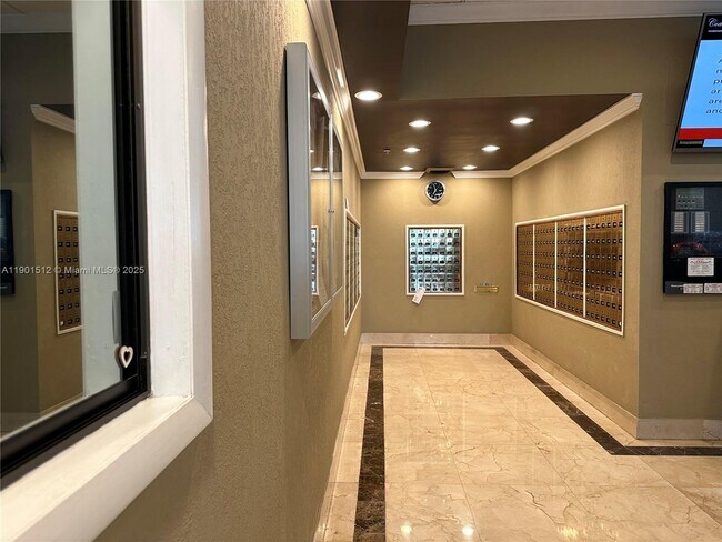 Building Photo - 400 Kings Point Dr