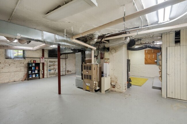 Building Photo - 18 Eaton Ct