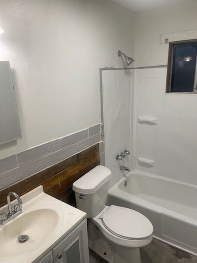 Building Photo - Move-In Ready 2 Bedroom Duplex – Pet Friendly!