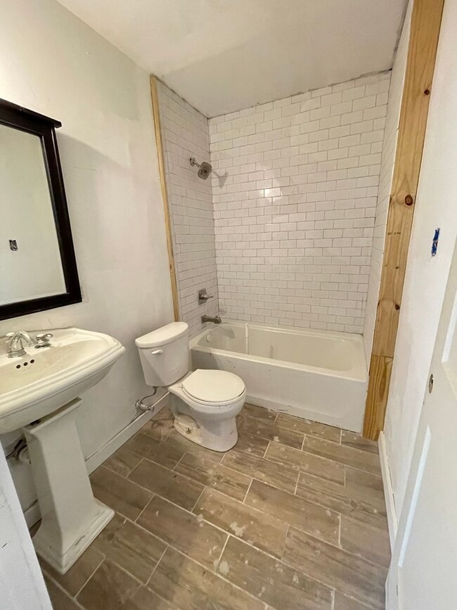 Building Photo - Big and Beautiful House with attached 1br ...
