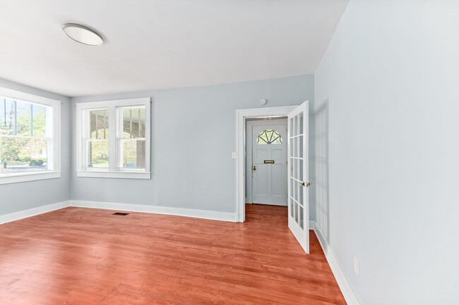 Building Photo - Charming All-Brick Home in Prime Charleston Location