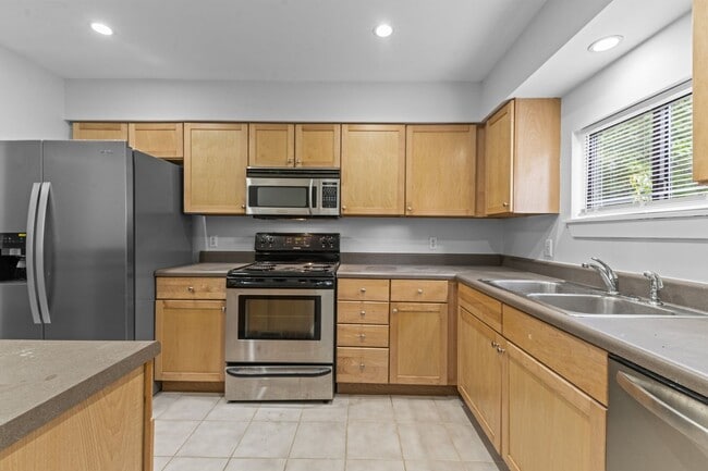 Building Photo - AVAILABLE NOW - Updated 2 Bedroom Duplex w...