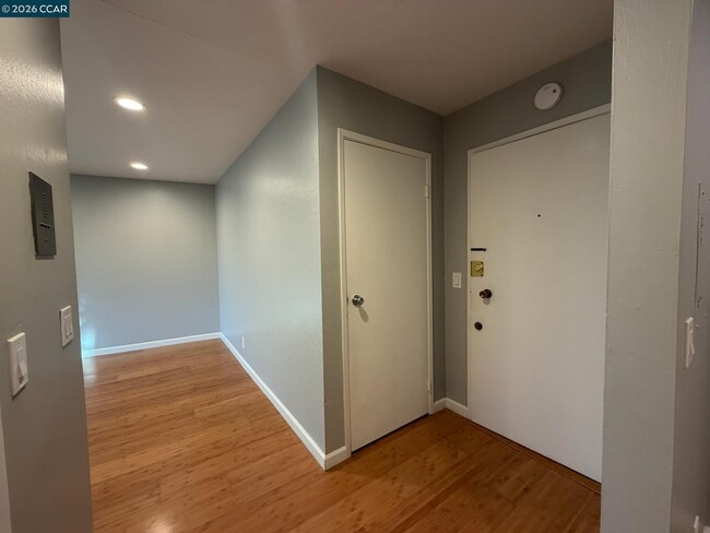 Building Photo - 94 Bayo Vista Ave