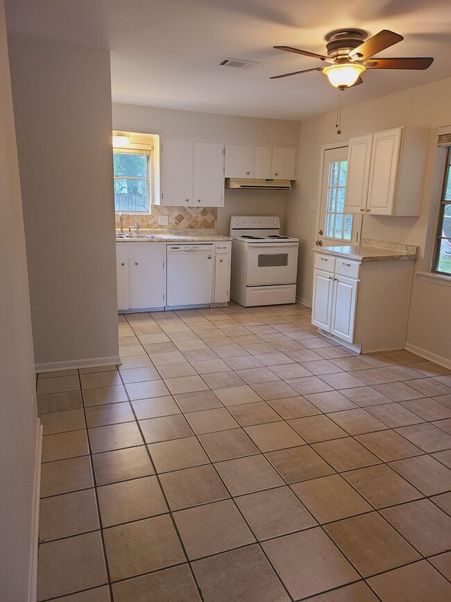 Building Photo - 3 Bedroom Mid-Century Rental