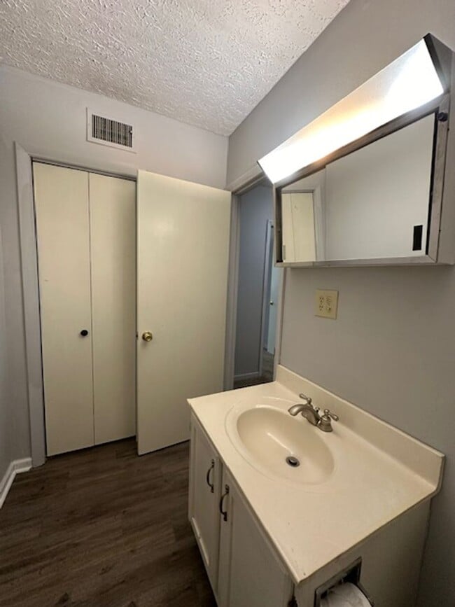 Building Photo - 1 Bedroom, 1 bath Ground level Apt, Kingsp...