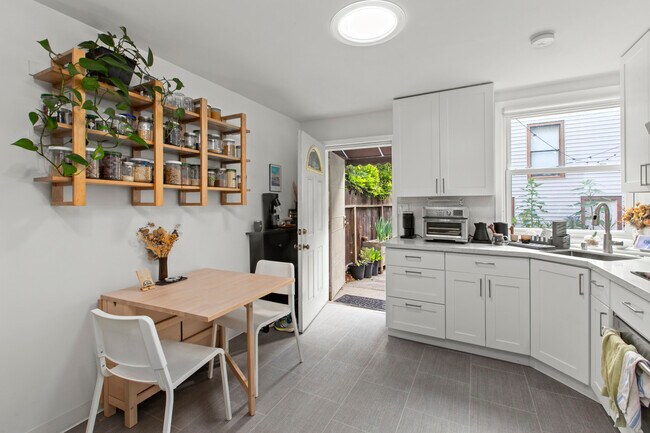 Building Photo - 32A Landers St