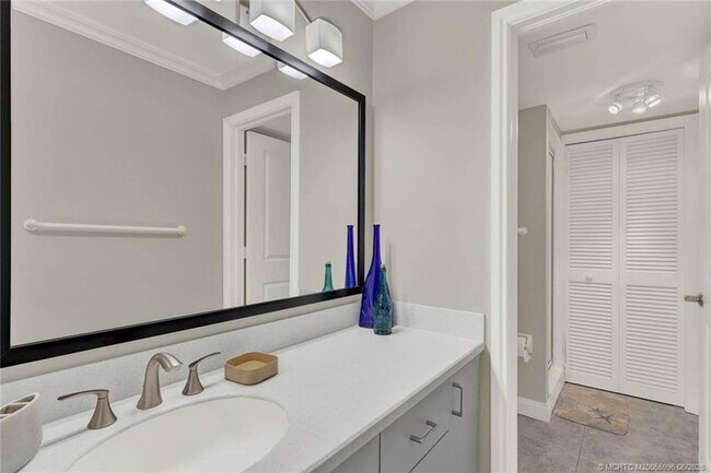 Building Photo - 9490 S Ocean Dr
