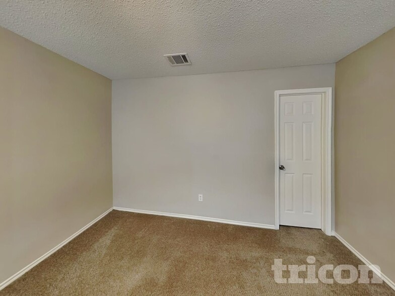 Building Photo - 210 Vivian Dr