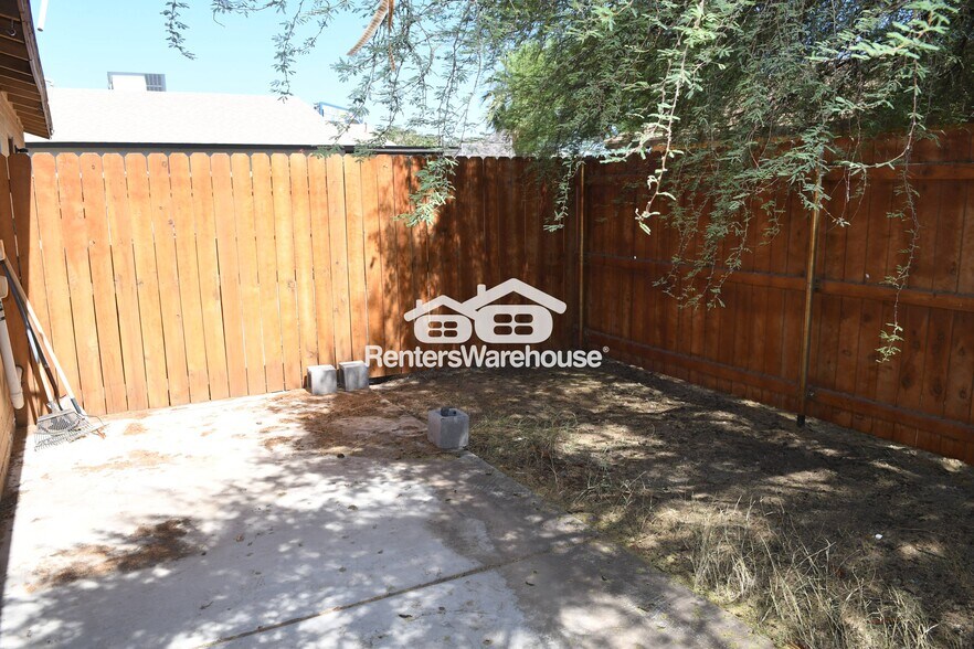 Building Photo - 729 E Mission Ln