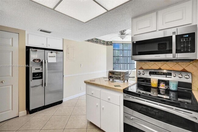 Building Photo - 1900 Sabal Palm Dr