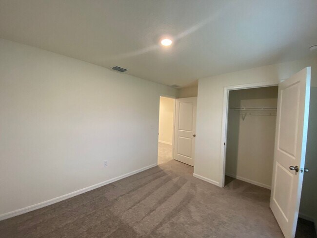 Building Photo - Not Ready for Showings until BEGINNING OF FEBRUARY... Desirable Lake Diamond Subdivision 4/2/2 **...