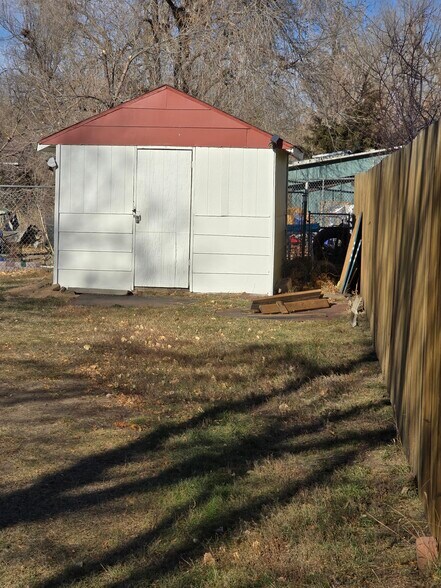 Shared shed - 12103 Viewpoint Dr