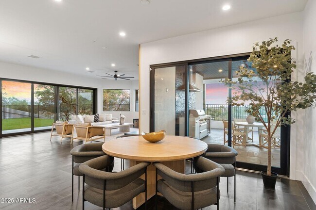 Building Photo - 3135 E Palo Verde Dr