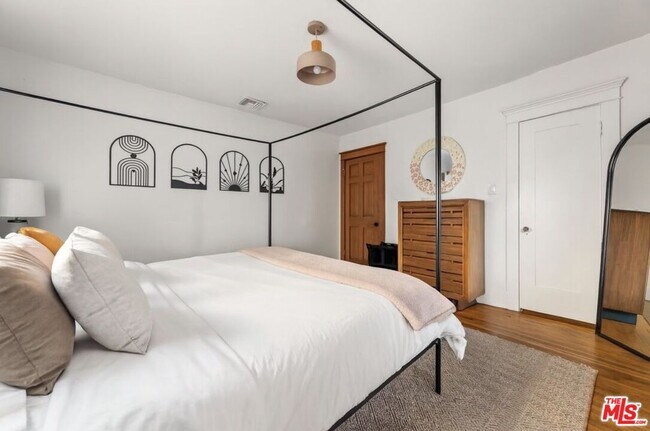 Building Photo - 736 Redondo Ave