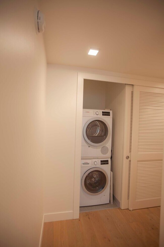 Building Photo - 2BD/2BA Modern Condo w/ Abundant Natural L...