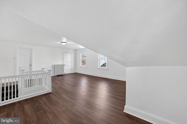 Building Photo - 713 Monmouth St