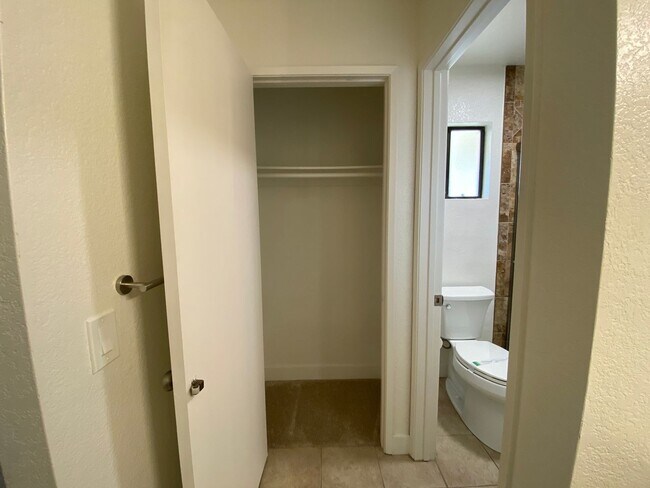 Building Photo - Stunning Townhome in Tanglewood Community