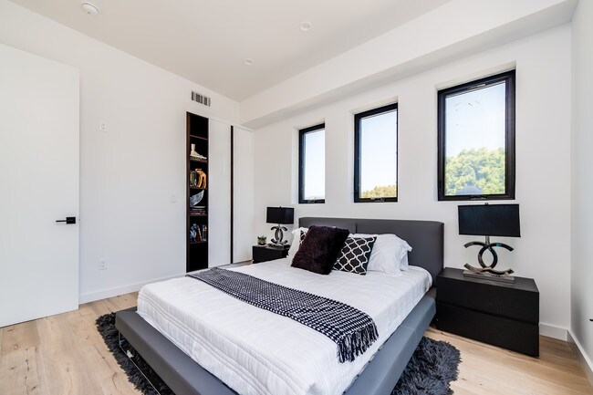 Building Photo - 370 N San Vicente Blvd